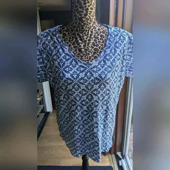 Croft & Barrow Essential V-Neck Women's T-shirt Blue Garden Geo Large (EUC) - Picture 4 of 9